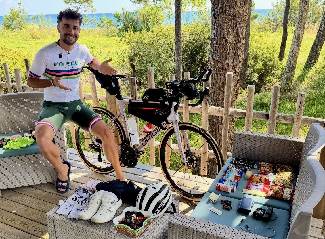 Cycliste en voyage et aventure à vélo