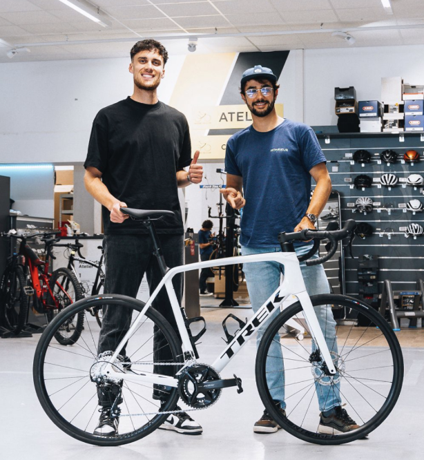 Théo avec son Trek Émonda et ses roues Elitewheels