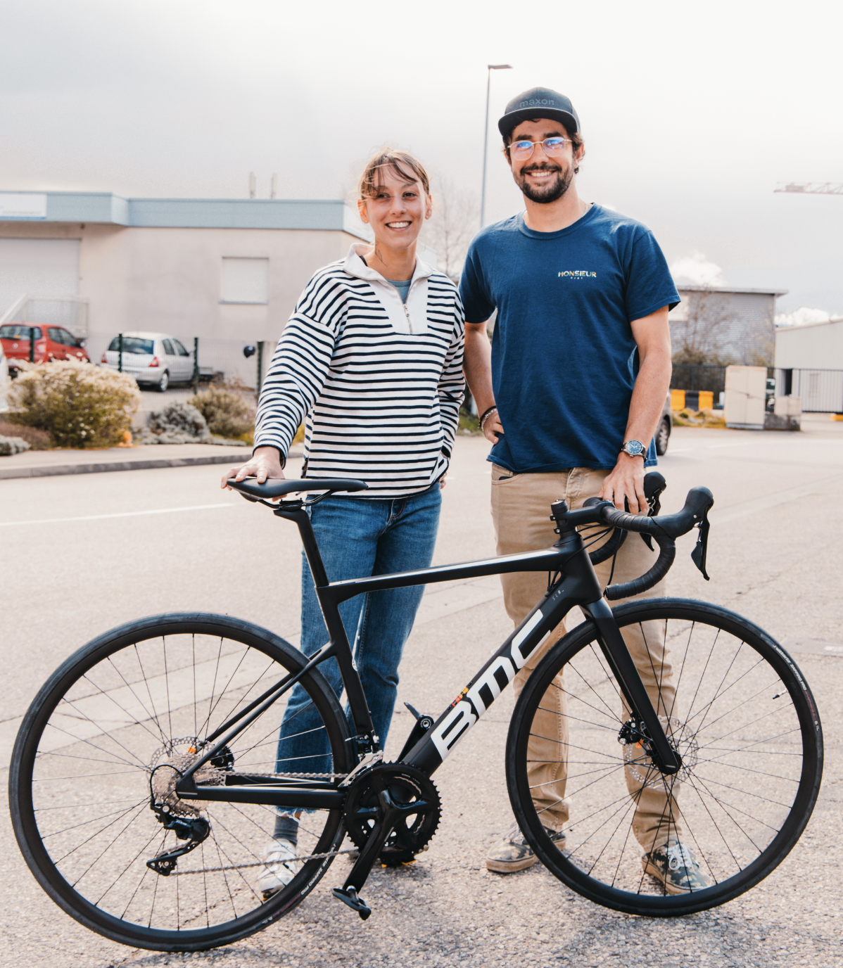 Manon avec son premier vélo de route BMC
